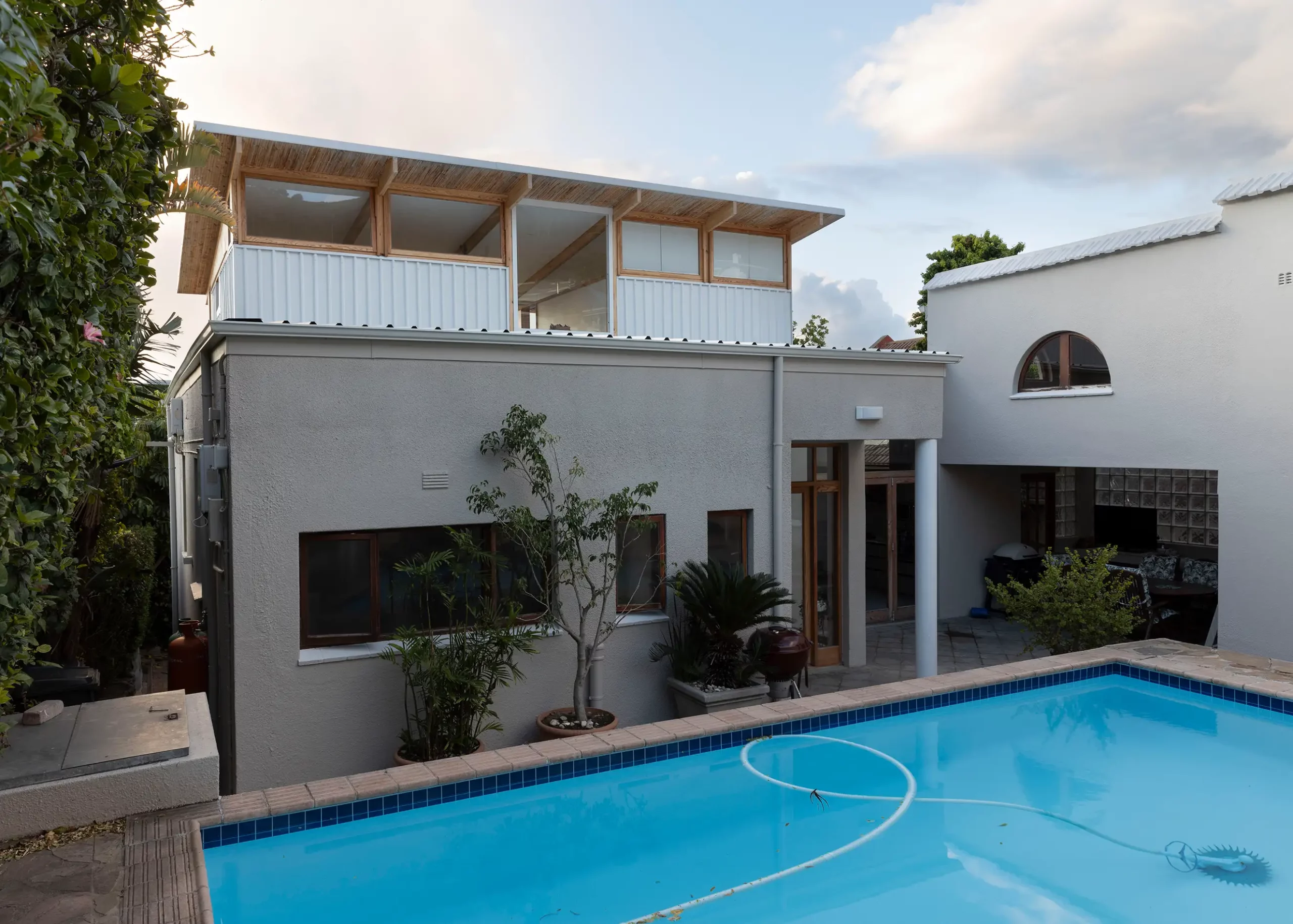 Courtyard pool in front of the house and its new rooftop room