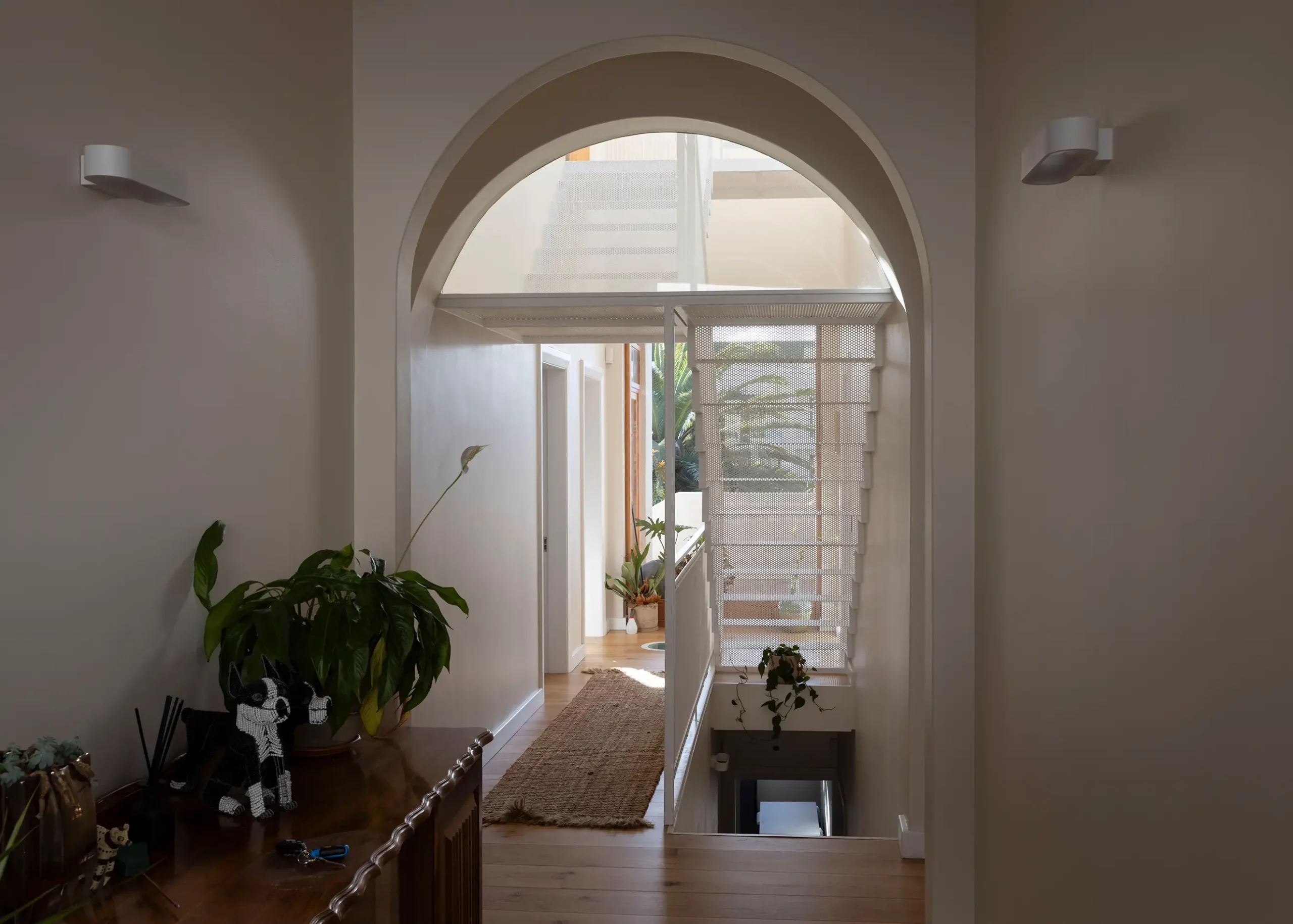 Arched opening to the hallway and stair